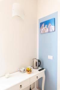 Příslušenství pro přípravu čaje a kávy v ubytování FLOREST Guest House