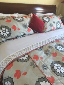 - un lit avec un couvre-lit floral et des oreillers dans l'établissement Water view Apt near downtown& airport, à Montréal