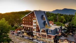 eine Luftansicht eines Gebäudes in einer Stadt in der Unterkunft Spa Hotel Rich in Welingrad