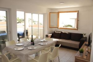 ein Wohnzimmer mit einem Tisch und einem Sofa in der Unterkunft Villa Korculaholidays in Zavalatica
