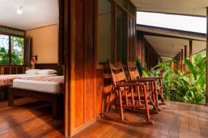 Un pat sau paturi într-o cameră la Laguna Lodge