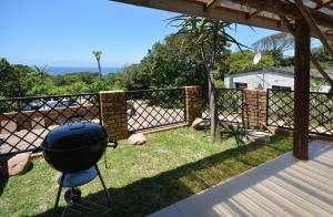 a grill on a balcony with a view of the ocean at IRONWOOD LODGE in Pennington