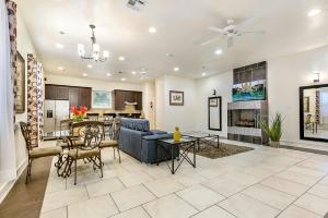 ニューオーリンズにあるSpacious 3BR/2.5BATH Condo in Great locationの青いソファと暖炉のあるリビングルーム