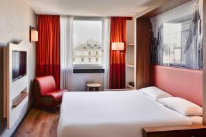 سرير أو أسرّة في غرفة في أداجيو جنيف مونت بلانك للشقق الفندقية