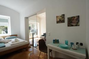 Un dormitorio con una cama y una mesa con platos. en Citystar Design Apartment, en Klagenfurt
