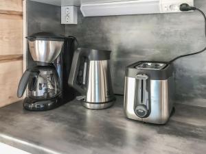 Příslušenství pro přípravu čaje a kávy v ubytování Holiday Home Pajalan hirsitupa by Interhome