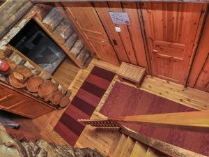 een kamer met houten vloeren en uitzicht op de omgeving bij Holiday Home Luostonseita 3 by Interhome in Luosto