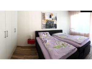 2 letti in una piccola camera con di Apartment Seelenmattli by Interhome a Engelberg