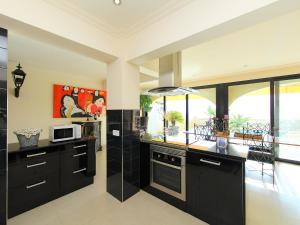 Кухня или мини-кухня в Villa Del Sol by Interhome
