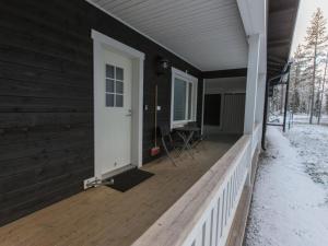 een veranda met een witte deur op een huis bij Holiday Home Pihkala 2 by Interhome in Äkäslompolo