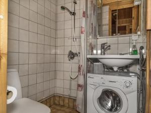 une salle de bains avec lave-linge et lavabo dans l'établissement Holiday Home Ylläskarpalo 1 päätyhuoneisto by Interhome, à Äkäslompolo