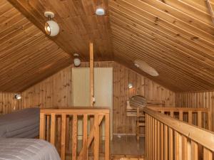 アカスロンポロにあるHoliday Home Ylläskarpalo 3 päätyhuoneisto by Interhomeの木製の天井が特徴のベッドルーム1室(ベッド1台付)
