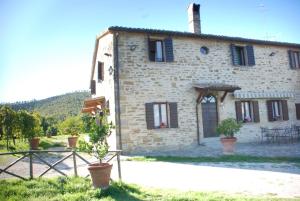 a stone house with plants in front of it at Agriturismo Le Volte in Mocaiana