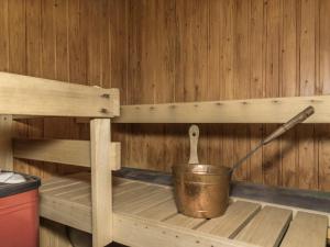 une étagère en bois avec un seau et une cuillère en bois dans l'établissement Holiday Home Ylläskarpalo 1 päätyhuoneisto by Interhome, à Äkäslompolo