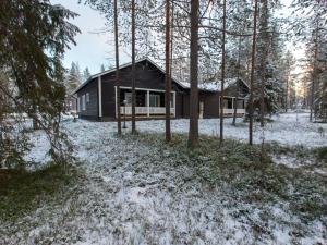 uma casa na floresta com neve no chão em Holiday Home Pihkala 2 by Interhome em Äkäslompolo