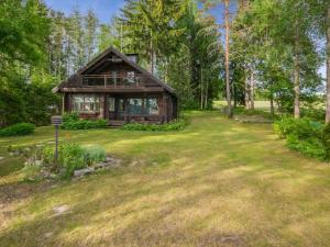 een blokhut in het bos met een tuin bij Holiday Home Uimaranta by Interhome in Längelmäki