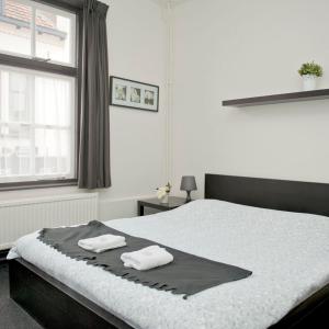 - une chambre avec un lit et 2 serviettes dans l'établissement Budgethotel de Zwaan, à Eindhoven