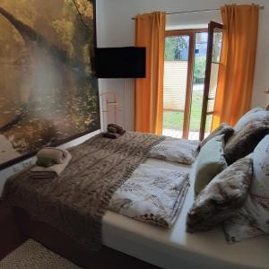 uma cama num quarto com uma pintura na parede em Ferienwohnungen & Landlust Fulda em Petersberg