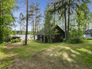 een hut in het bos met een tuin bij Holiday Home Uimaranta by Interhome in Längelmäki
