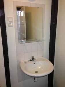 La salle de bains est pourvue d'un lavabo et d'un miroir. dans l'établissement Budgethotel de Zwaan, à Eindhoven