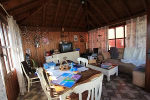 uma sala de estar com uma mesa e um sofá em El Perlindango em Villademar