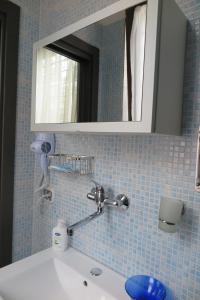 łazienka z umywalką i lustrem w obiekcie Casa Ary w mieście Frattamaggiore +28 zdjęć