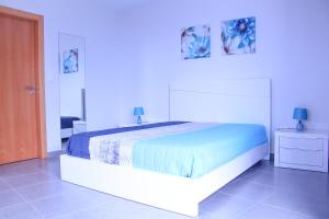 Un dormitorio con una cama grande en una habitación. en Studio Two | Massapez | Fajã da Ovelha | Calheta, en Fajã da Ovelha