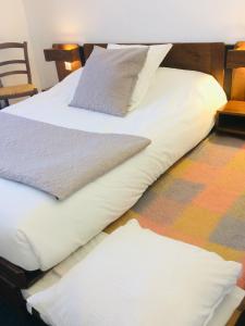 Postel nebo postele na pokoji v ubytování LOGIS Hôtel LE DAHU
