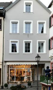 ein weißes Gebäude mit einem Laden in der Unterkunft Zehn in Bernkastel-Kues