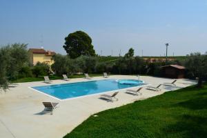 Bazén v ubytování Agriturismo Tenuta Lagala nebo v jeho okolí + 22 fotografií