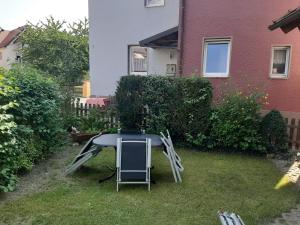 una mesa y sillas en el patio de una casa en Ferienwohnungen Wittmann, Wohnung 1.OG en Bad Staffelstein