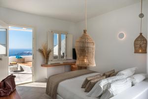 Rúm í herbergi á White Santorini