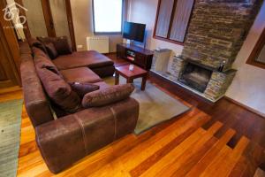 A television and/or entertainment centre at Panoramic Xalet la Molina con Vistas Excelentes