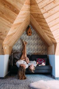 two girls laying on a couch in a attic at Cubrynka in Zakopane