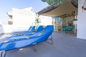 een groep blauwe stoelen op een patio bij New Click & Room in Torremolinos