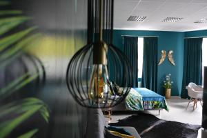 Schlafzimmer mit einem Bett und blauen Wänden in der Unterkunft Apartamenty i pokoje „Pod Jedynką” in Konstantynów Łódzki