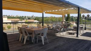 um restaurante com mesas e cadeiras num deque em Hôtellerie Saint Jean em Saint-Jean-de-Thouars