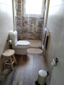 a small bathroom with a toilet and a shower at EL RINCON DE CRISTINA in Perlora