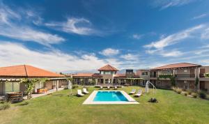 a house with a swimming pool in a yard at Villa Mansa in Vistalba