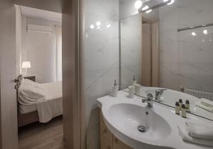 Ένα μπάνιο στο Edem BeachFront SeaView Dream Home In Beautiful Athens Riviera in Palaio Faliro