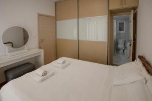 Ένα ή περισσότερα κρεβάτια σε δωμάτιο στο Edem BeachFront SeaView Dream Home In Beautiful Athens Riviera in Palaio Faliro