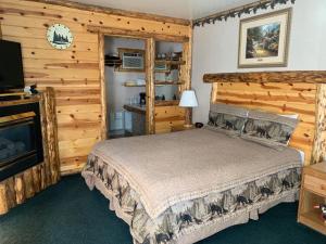 Tahoe Valley Lodge في ساوث ليك تاهو: غرفة نوم بسرير وتلفزيون بشاشة مسطحة
