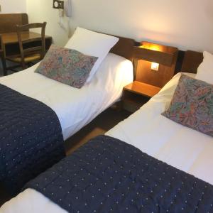 Postel nebo postele na pokoji v ubytování LOGIS Hôtel LE DAHU