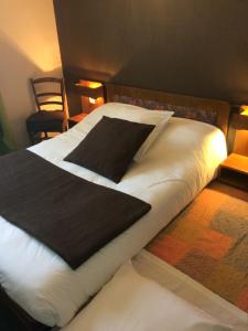 Postel nebo postele na pokoji v ubytování LOGIS Hôtel LE DAHU