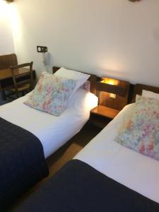 Postel nebo postele na pokoji v ubytování LOGIS Hôtel LE DAHU