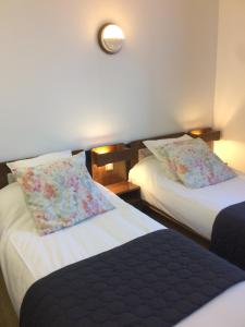 Postel nebo postele na pokoji v ubytování LOGIS Hôtel LE DAHU