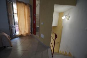 einen Flur mit einer Tür, die zu einem Zimmer führt in der Unterkunft Alfa Quadro in Agrigento