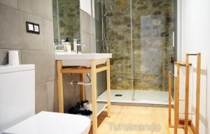 ein Badezimmer mit Dusche und Waschbecken in der Unterkunft Apartamento Llerandi 1C - Ideal para dos personas in San Vicente de la Barquera + 18 Fotos