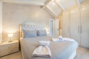 Postel nebo postele na pokoji v ubytování Villa Shameti - Private Villa with Pool Near Zakynthos Town By Villa Mana Gers + 45 fotografií