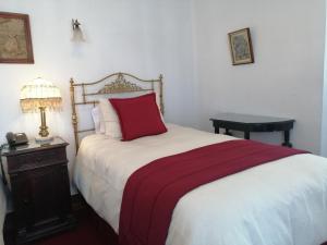 Cama o camas de una habitación en El Hotel de Su Merced
